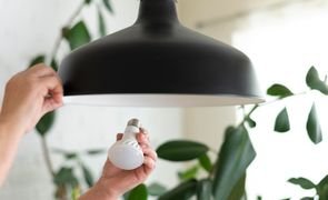 imgi_1_lampada de led sendo instalada